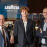 Włoska marka kawowa Lavazza ogłosiła historyczny debiut jako Oficjalna Kawa turnieju Internazionali BNL d'Italia 2026 w Rzymie. To nie jest kolejne logo na banerolach — to konsekwentnie budowany ekosystem obecności marki w świecie tenisowej elity, który obejmuje już cztery kontynenty i ponad 15 milionów zaserwowanych filiżanek kawy.