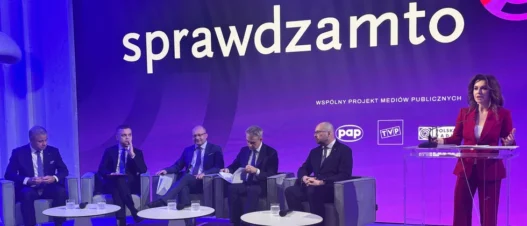 TVP, Polska Agencja Prasowa i Polskie Radio zawiązały sojusz pod szyldem „Sprawdzam to" — wspólną inicjatywę, której sercem będzie portal sprawdzamto.pl. To pierwsza w historii polskich mediów publicznych koalicja trzech największych nadawców działających pod jedną marką weryfikacyjną. Stawką jest nie tylko rzetelna informacja, lecz fundamenty odporności informacyjnej całego państwa.