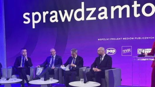 TVP, Polska Agencja Prasowa i Polskie Radio zawiązały sojusz pod szyldem „Sprawdzam to" — wspólną inicjatywę, której sercem będzie portal sprawdzamto.pl. To pierwsza w historii polskich mediów publicznych koalicja trzech największych nadawców działających pod jedną marką weryfikacyjną. Stawką jest nie tylko rzetelna informacja, lecz fundamenty odporności informacyjnej całego państwa.