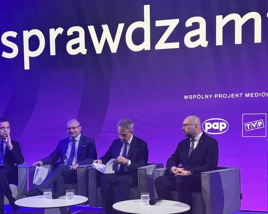 TVP, Polska Agencja Prasowa i Polskie Radio zawiązały sojusz pod szyldem „Sprawdzam to" — wspólną inicjatywę, której sercem będzie portal sprawdzamto.pl. To pierwsza w historii polskich mediów publicznych koalicja trzech największych nadawców działających pod jedną marką weryfikacyjną. Stawką jest nie tylko rzetelna informacja, lecz fundamenty odporności informacyjnej całego państwa.