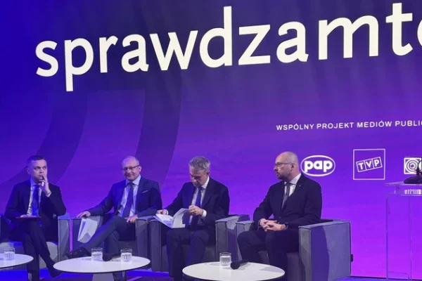 TVP, Polska Agencja Prasowa i Polskie Radio zawiązały sojusz pod szyldem „Sprawdzam to" — wspólną inicjatywę, której sercem będzie portal sprawdzamto.pl. To pierwsza w historii polskich mediów publicznych koalicja trzech największych nadawców działających pod jedną marką weryfikacyjną. Stawką jest nie tylko rzetelna informacja, lecz fundamenty odporności informacyjnej całego państwa.