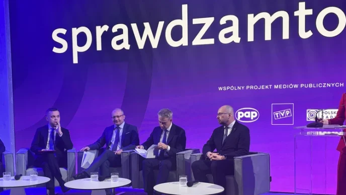 TVP, Polska Agencja Prasowa i Polskie Radio zawiązały sojusz pod szyldem „Sprawdzam to" — wspólną inicjatywę, której sercem będzie portal sprawdzamto.pl. To pierwsza w historii polskich mediów publicznych koalicja trzech największych nadawców działających pod jedną marką weryfikacyjną. Stawką jest nie tylko rzetelna informacja, lecz fundamenty odporności informacyjnej całego państwa.