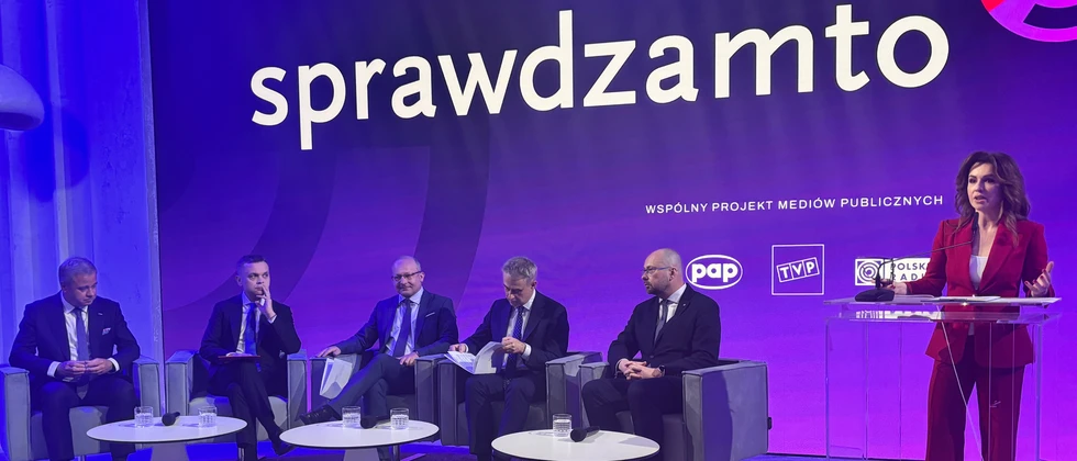 TVP, Polska Agencja Prasowa i Polskie Radio zawiązały sojusz pod szyldem „Sprawdzam to" — wspólną inicjatywę, której sercem będzie portal sprawdzamto.pl. To pierwsza w historii polskich mediów publicznych koalicja trzech największych nadawców działających pod jedną marką weryfikacyjną. Stawką jest nie tylko rzetelna informacja, lecz fundamenty odporności informacyjnej całego państwa.