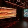 W Dniu Ziemi, 22 kwietnia 2026 roku, w sercu Warszawy otworzyła się wystawa, która nie daje się opisać słowami — trzeba jej doświadczyć. Melt Museum we współpracy z marką Żywiec Zdrój zaprosiło odwiedzających w multisensoryczną podróż przez świat drzew, wody i ekosystemów. To kulminacja 17 lat działań w ramach programu Po stronie natury i symboliczne świętowanie zasadzenia blisko 10 milionów drzew wspólnie z Lasami Państwowymi. Warszawa po raz pierwszy stała się miejscem, gdzie las daje odpowiedź — dosłownie.