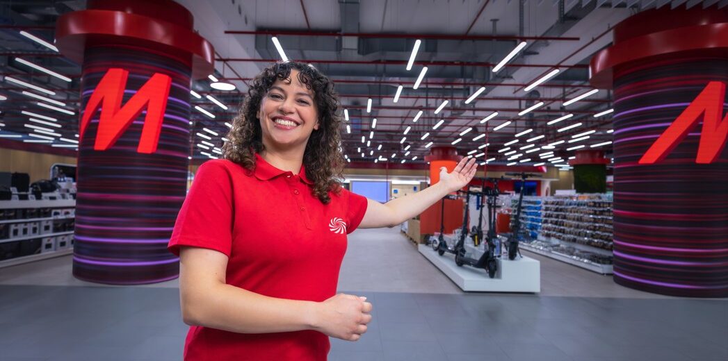 MediaMarkt, europejski potentat elektroniki użytkowej, oraz Decathlon, niekwestionowany lider w obszarze sprzętu sportowego i outdoorowego, ogłosili uruchomienie zaawansowanej, ogólnopolskiej kampanii cross-brandowej. Ta strategiczna kooperacja nie tylko redefiniuje dotychczasowe podejście do programów lojalnościowych, ale staje się kluczowym punktem zwrotnym w budowaniu nowoczesnych, międzybranżowych ekosystemów partnerskich na rok 2026.