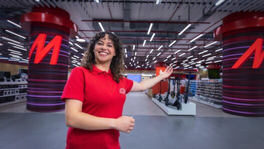MediaMarkt, europejski potentat elektroniki użytkowej, oraz Decathlon, niekwestionowany lider w obszarze sprzętu sportowego i outdoorowego, ogłosili uruchomienie zaawansowanej, ogólnopolskiej kampanii cross-brandowej. Ta strategiczna kooperacja nie tylko redefiniuje dotychczasowe podejście do programów lojalnościowych, ale staje się kluczowym punktem zwrotnym w budowaniu nowoczesnych, międzybranżowych ekosystemów partnerskich na rok 2026.