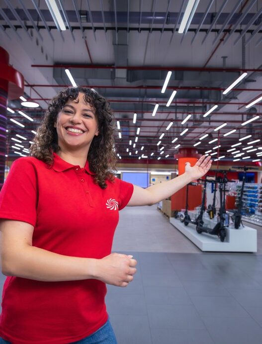 MediaMarkt, europejski potentat elektroniki użytkowej, oraz Decathlon, niekwestionowany lider w obszarze sprzętu sportowego i outdoorowego, ogłosili uruchomienie zaawansowanej, ogólnopolskiej kampanii cross-brandowej. Ta strategiczna kooperacja nie tylko redefiniuje dotychczasowe podejście do programów lojalnościowych, ale staje się kluczowym punktem zwrotnym w budowaniu nowoczesnych, międzybranżowych ekosystemów partnerskich na rok 2026.