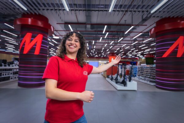 MediaMarkt, europejski potentat elektroniki użytkowej, oraz Decathlon, niekwestionowany lider w obszarze sprzętu sportowego i outdoorowego, ogłosili uruchomienie zaawansowanej, ogólnopolskiej kampanii cross-brandowej. Ta strategiczna kooperacja nie tylko redefiniuje dotychczasowe podejście do programów lojalnościowych, ale staje się kluczowym punktem zwrotnym w budowaniu nowoczesnych, międzybranżowych ekosystemów partnerskich na rok 2026.