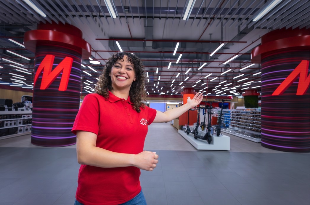 MediaMarkt, europejski potentat elektroniki użytkowej, oraz Decathlon, niekwestionowany lider w obszarze sprzętu sportowego i outdoorowego, ogłosili uruchomienie zaawansowanej, ogólnopolskiej kampanii cross-brandowej. Ta strategiczna kooperacja nie tylko redefiniuje dotychczasowe podejście do programów lojalnościowych, ale staje się kluczowym punktem zwrotnym w budowaniu nowoczesnych, międzybranżowych ekosystemów partnerskich na rok 2026.