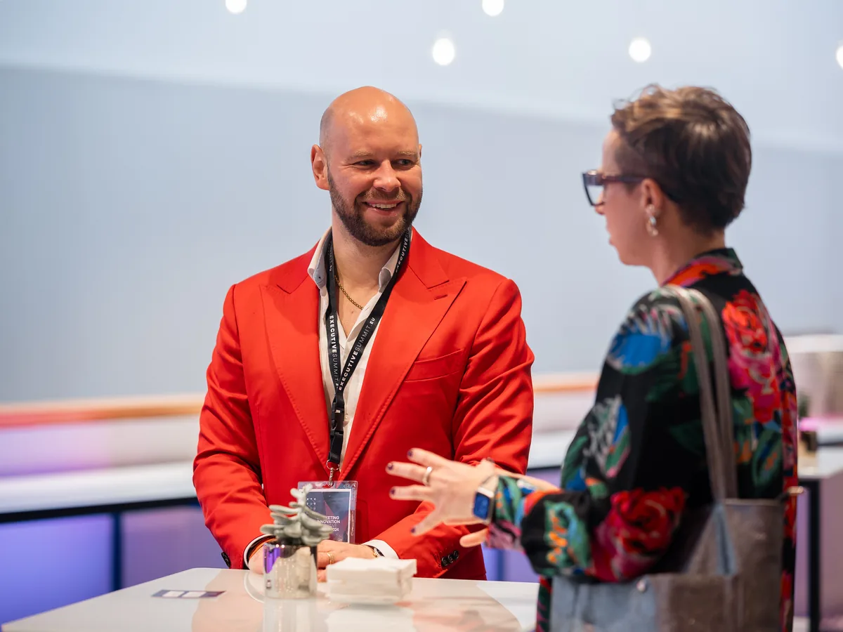 Rozmowa przy stoliku w kuluarach konferencji
