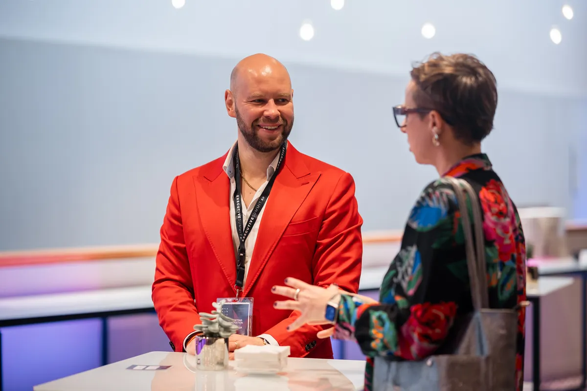 Uczestnicy Executive Summit rozmawiają w kuluarach konferencji