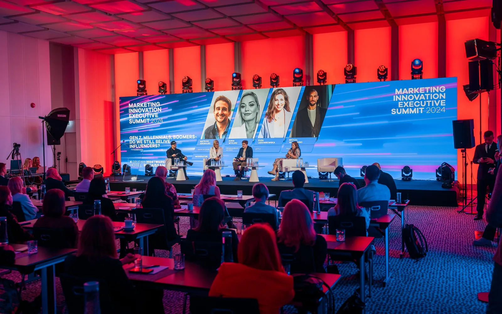 Panel dyskusyjny na scenie konferencji Executive Summit w Warszawie, widok z sali pełnej uczestników