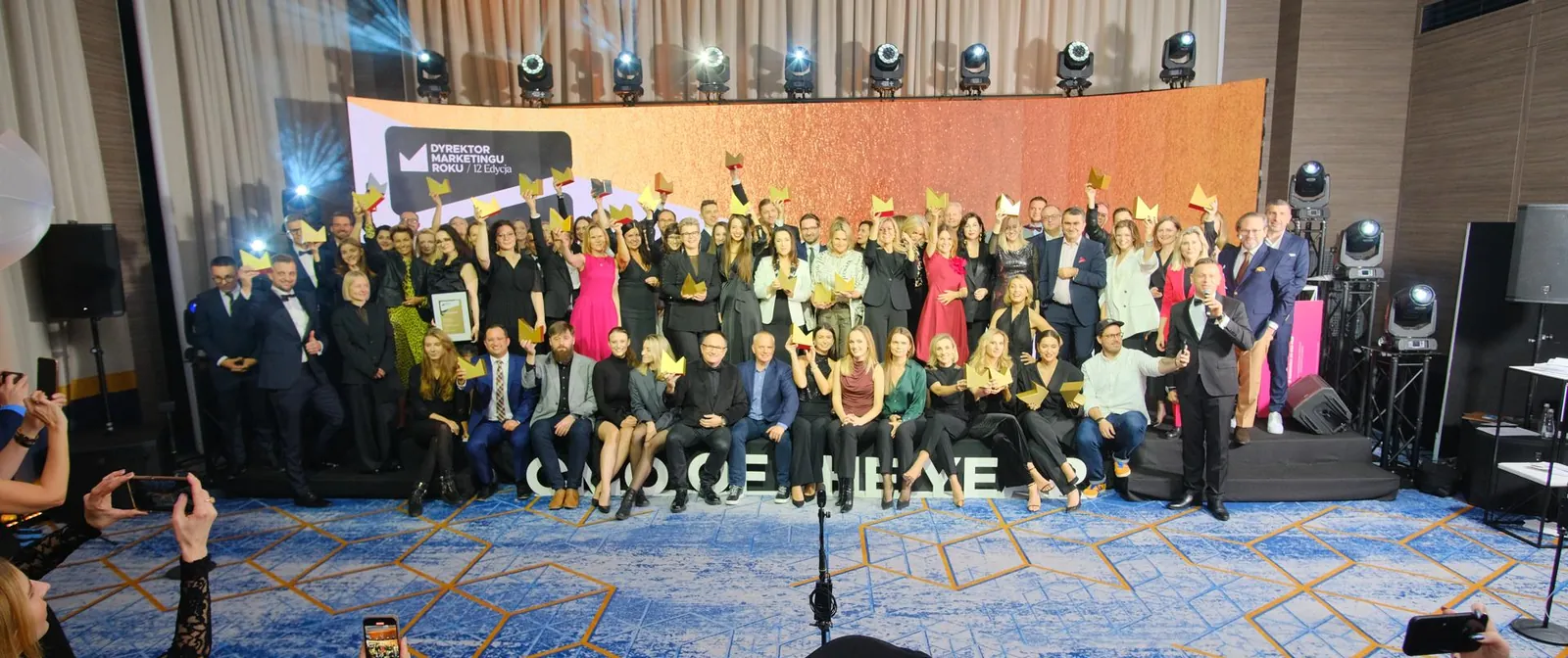 Laureaci XII edycji konkursu Dyrektor Marketingu Roku unoszą statuetki na scenie Gali Finałowej w hotelu InterContinental w Warszawie