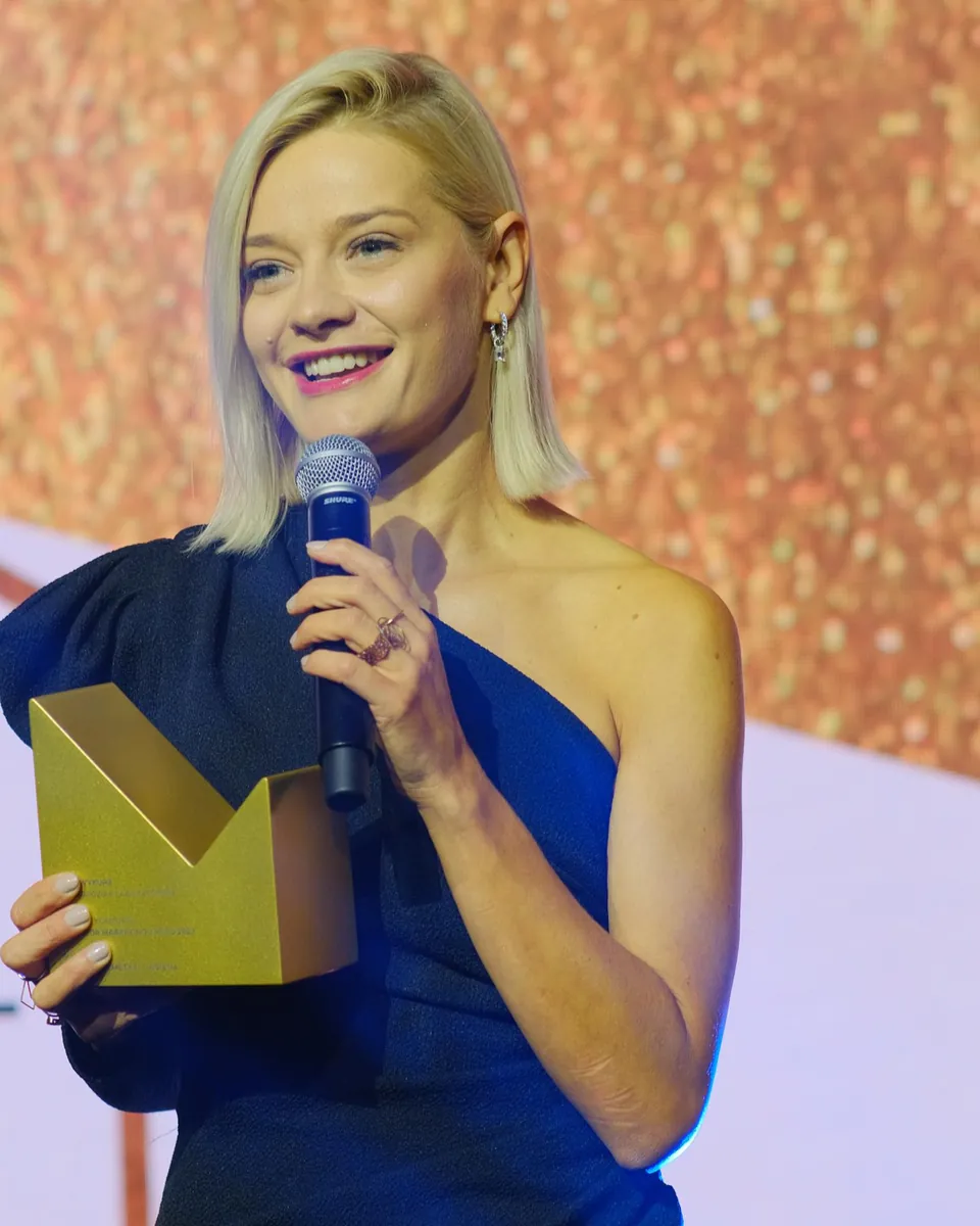 Laureatka XII edycji ze złotą statuetką Dyrektora Marketingu Roku mówi ze sceny Gali Finałowej