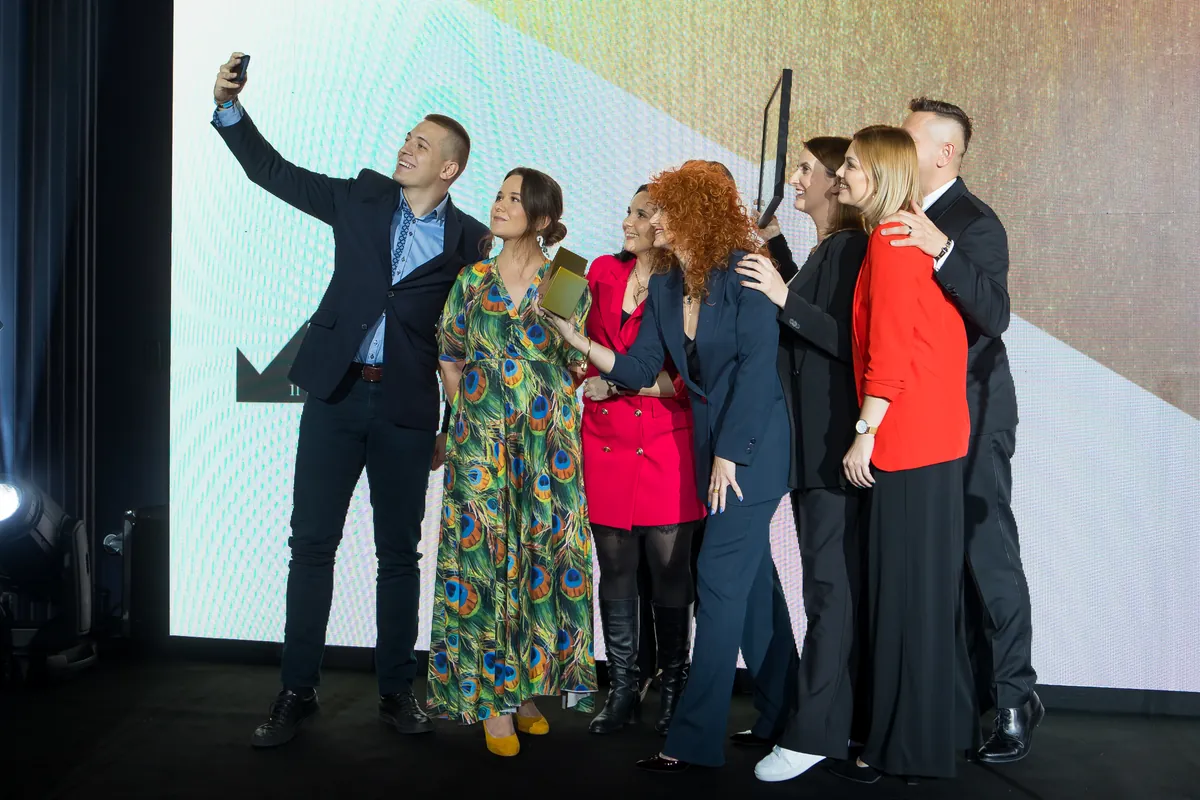 Zespół laureatów XI edycji konkursu Dyrektor Marketingu Roku robi wspólne selfie ze statuetką na scenie gali